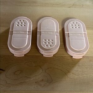 Tupperware Dusty Rose Spice container seals.